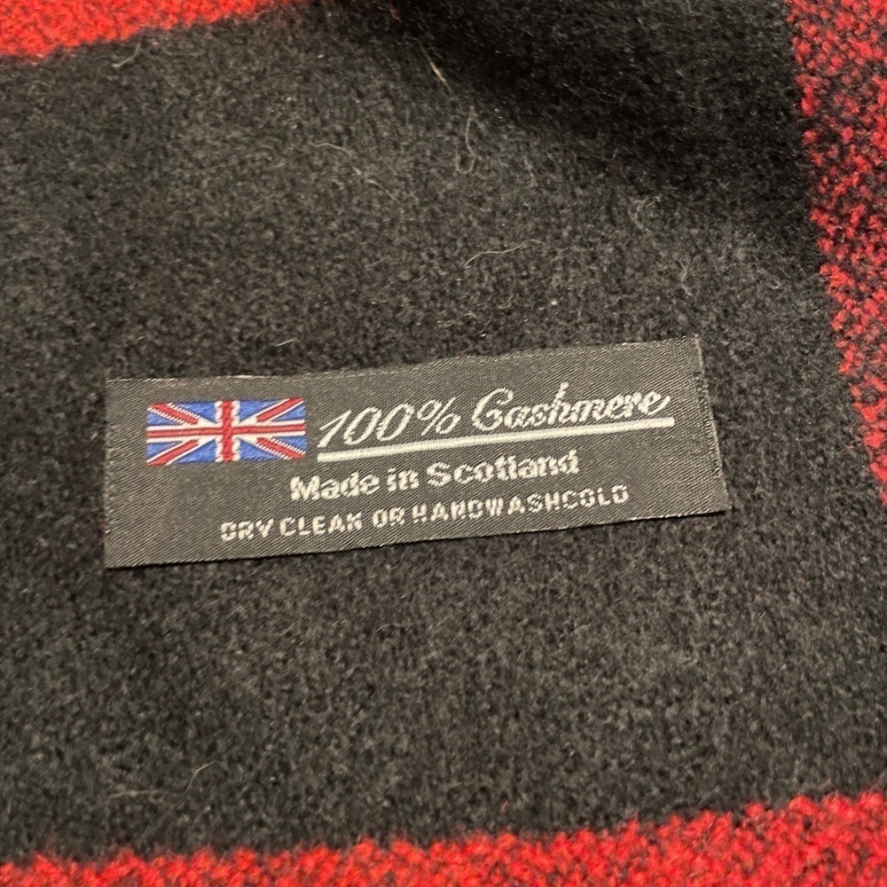 Scarf. Black. Red. White. - Picture 3 of 3
